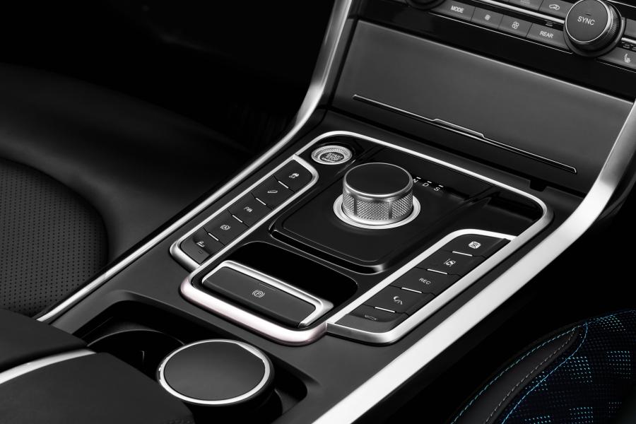 Детали интерьера DORCEN G70S 2018 года  (фото 17 из 19)